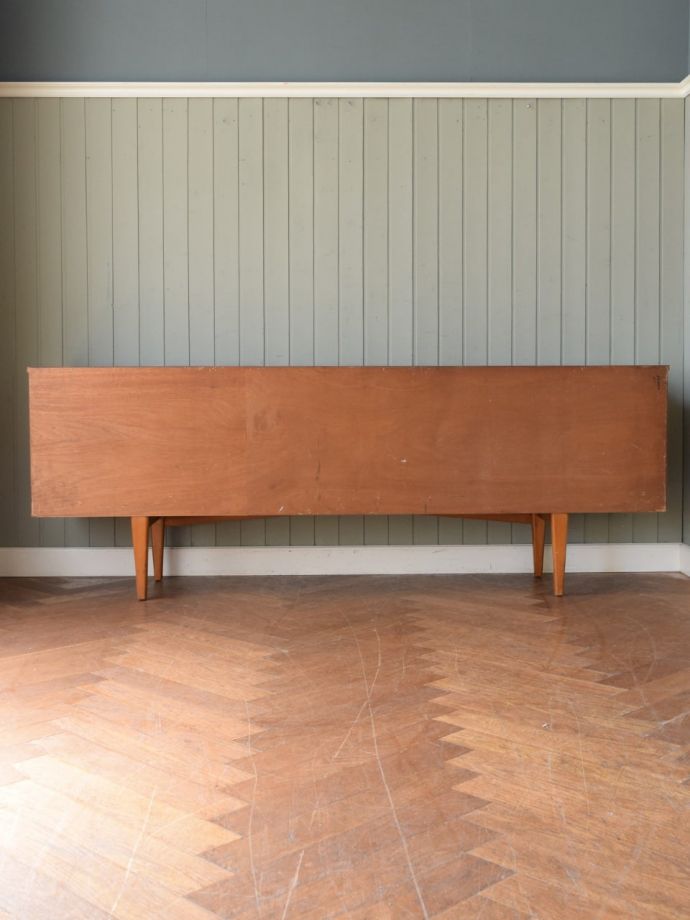 北欧スタイルの家具の後ろ姿