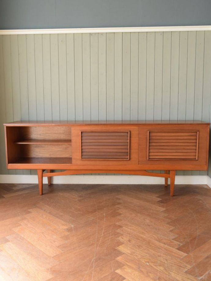 ビンテージ家具の扉の中