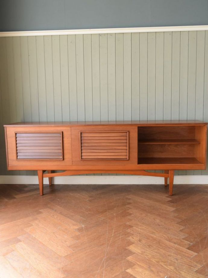 ビンテージサイドボードの扉の中