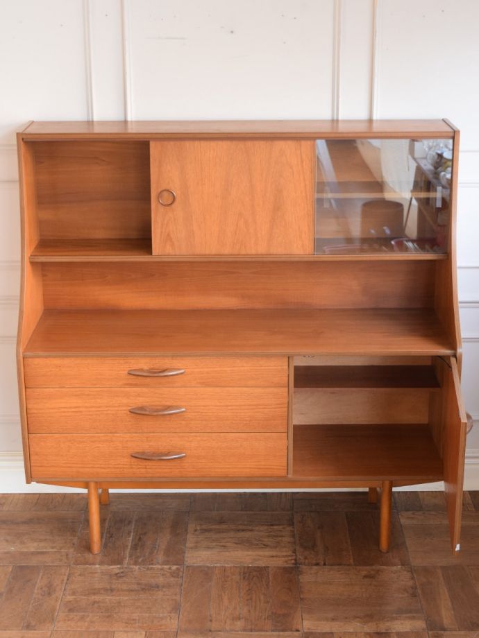 ビンテージ家具の扉の中