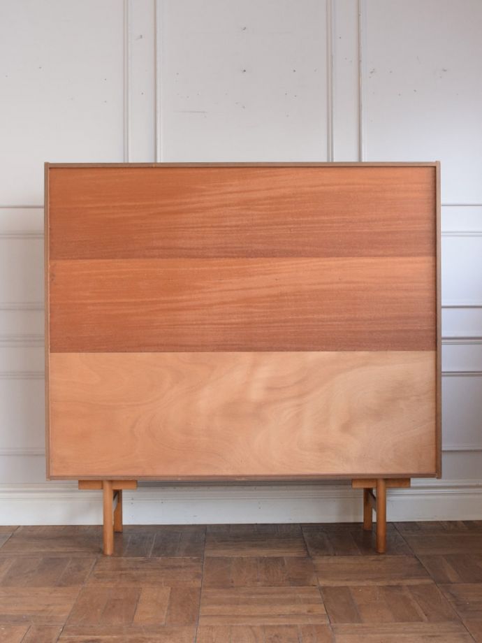 北欧スタイルの家具の後ろ姿