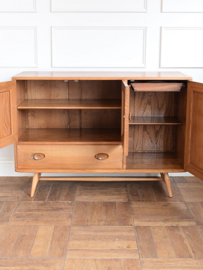 アーコールのキャビネットの扉の中