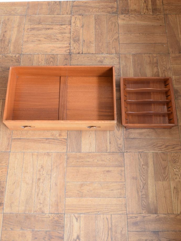 サイドボードの引き出しの中