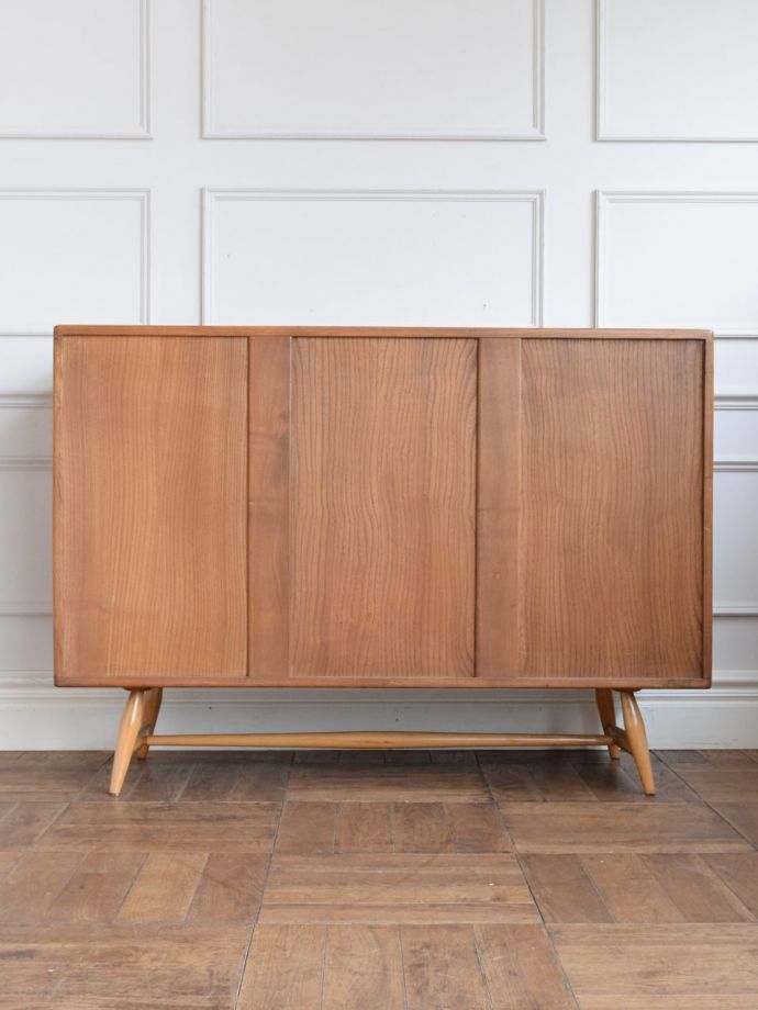 ビンテージキャビネットの後ろ姿