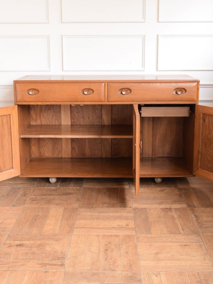 アーコールのキャビネットの扉の中