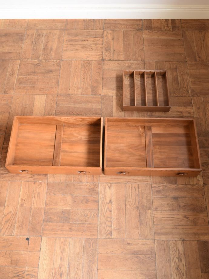 サイドボードの引き出しの中