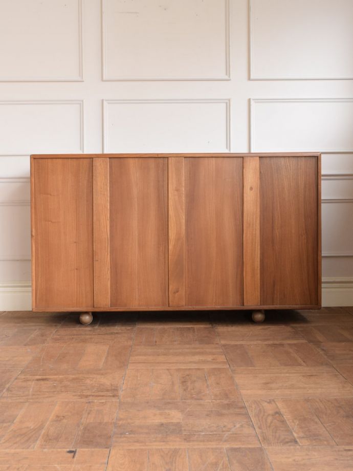 ビンテージキャビネットの後ろ姿