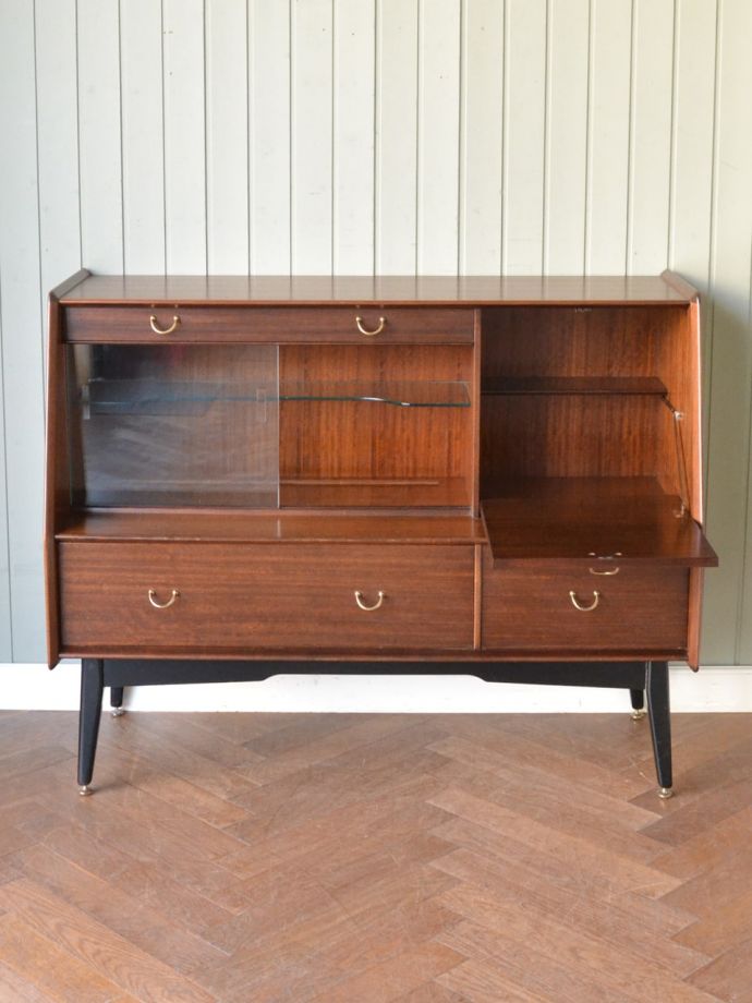 G-PLANサイドボードの扉の中