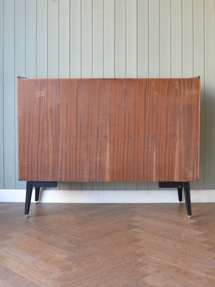 G-PLANのサイドボードの後ろ姿