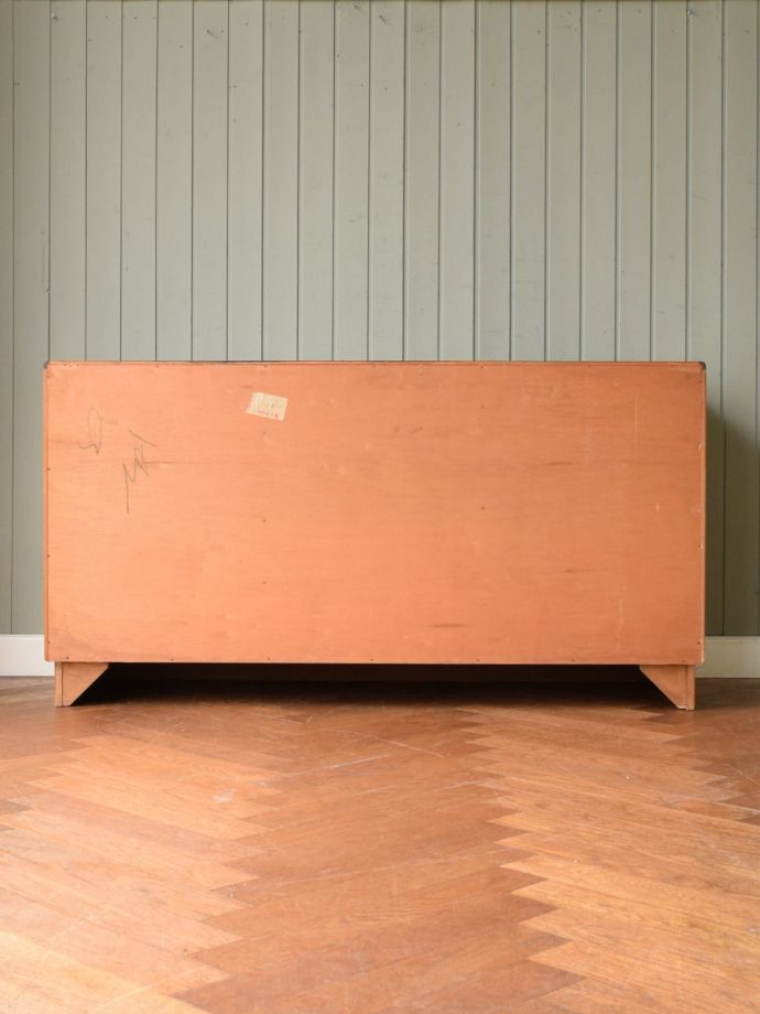 G-PLANのサイドボードの後ろ姿