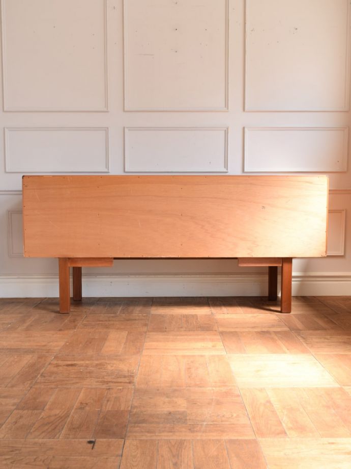 G-PLANのサイドボードの後ろ姿