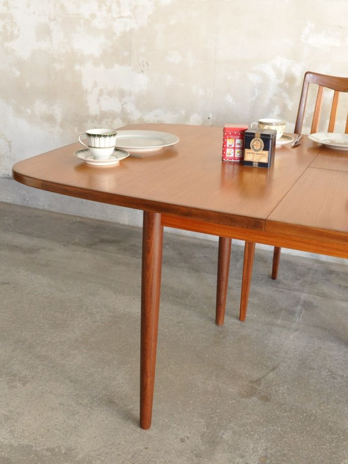 G-PLANのダイニングテーブル