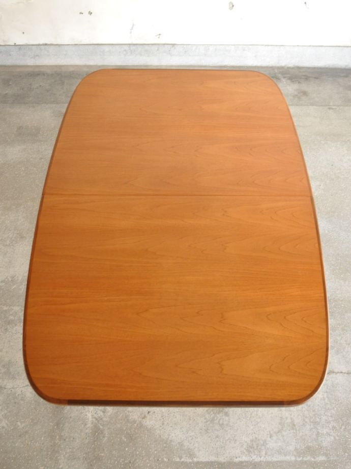 G-PLANのダイニングテーブルの天板