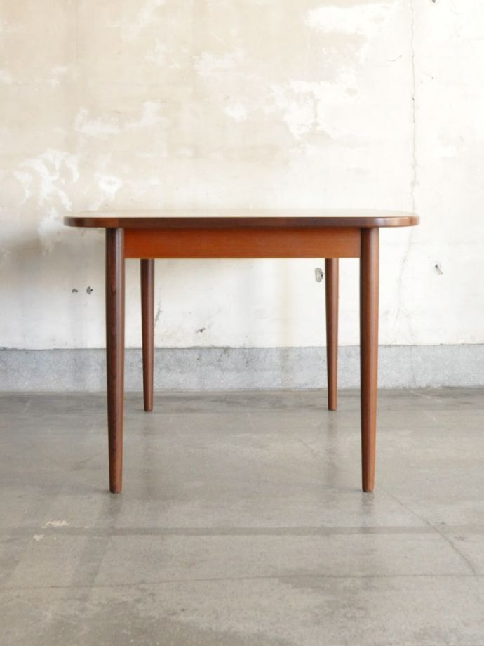 G-PLANのダイニングテーブルの側面