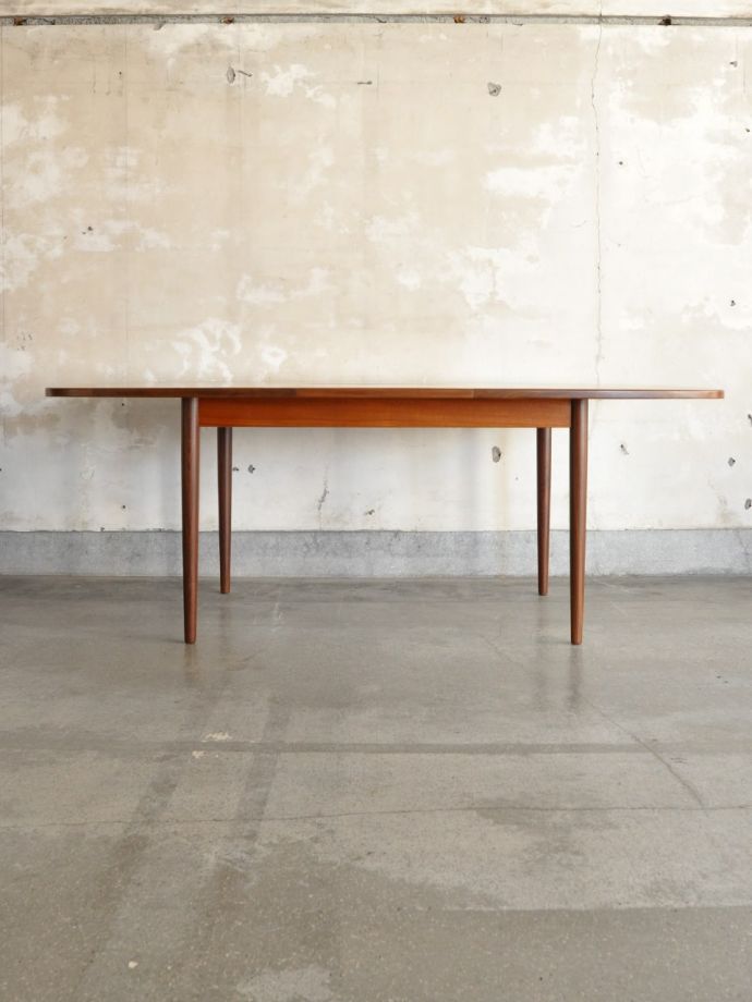 ヴィンテージ家具のダイニングテーブル