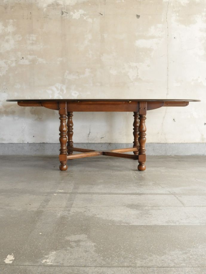 ダイニングテーブルの側面