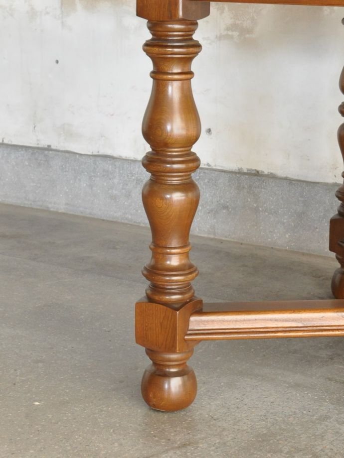 アーコールのテーブルの脚