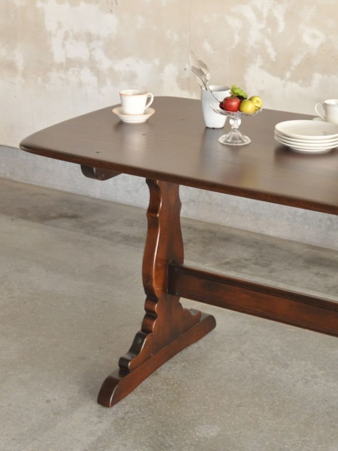 アーコール社のダイニングテーブル