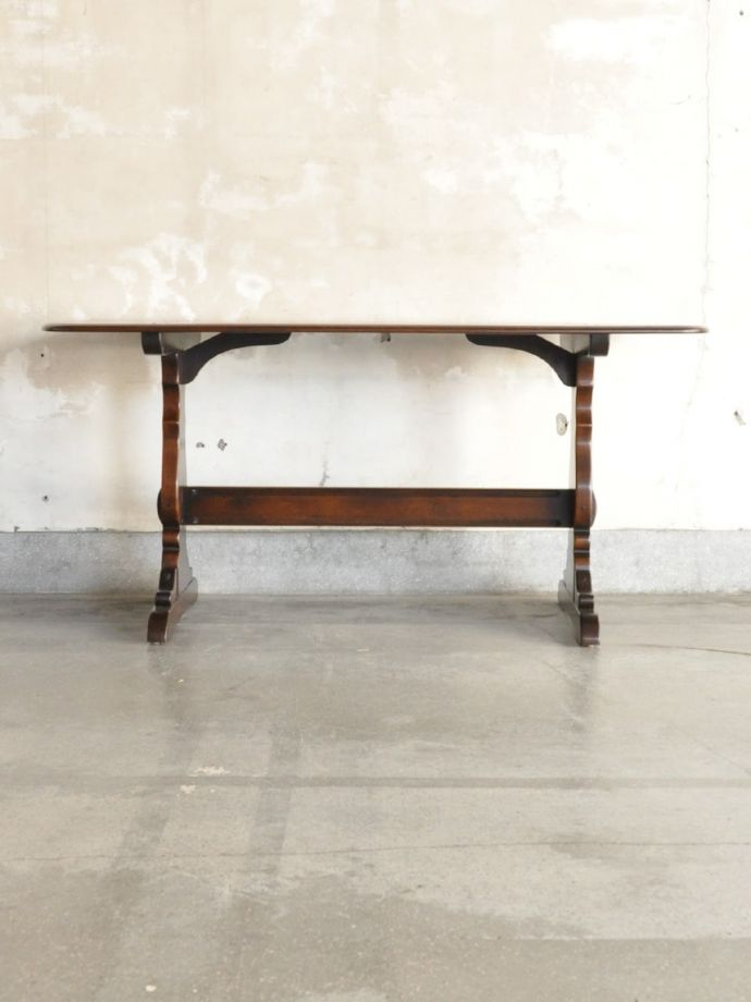 ダイニングテーブルの側面