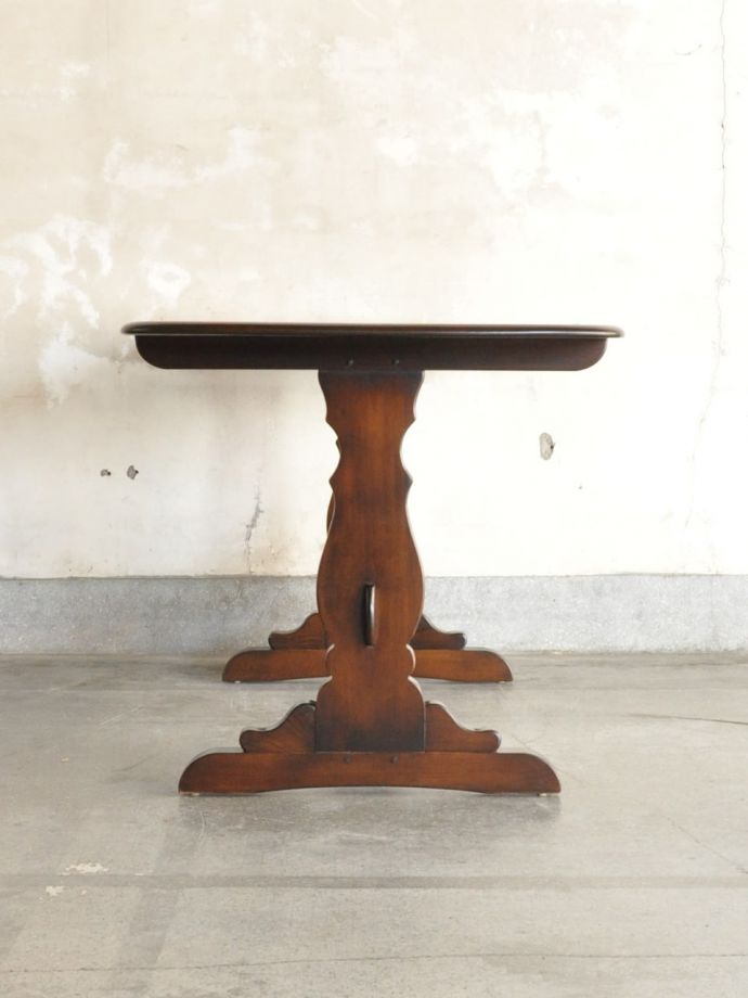 ビンテージテーブルの側面