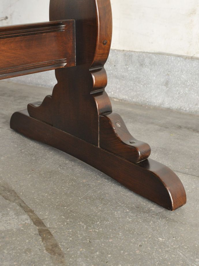 アーコールのテーブルの脚