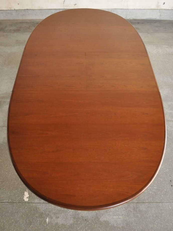 天板を広げた伸長式テーブル