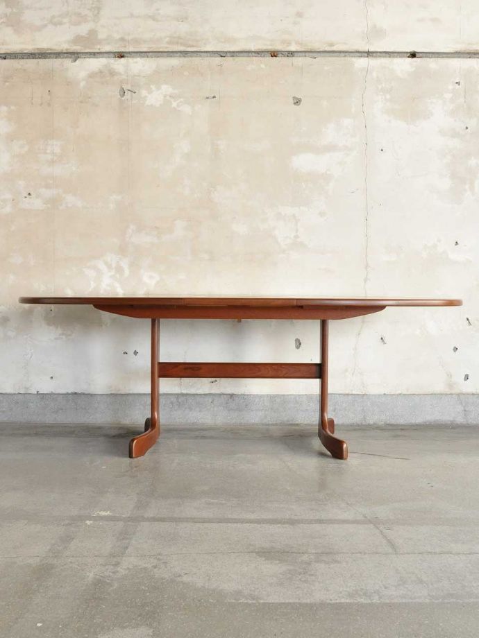 広げた伸長式テーブル