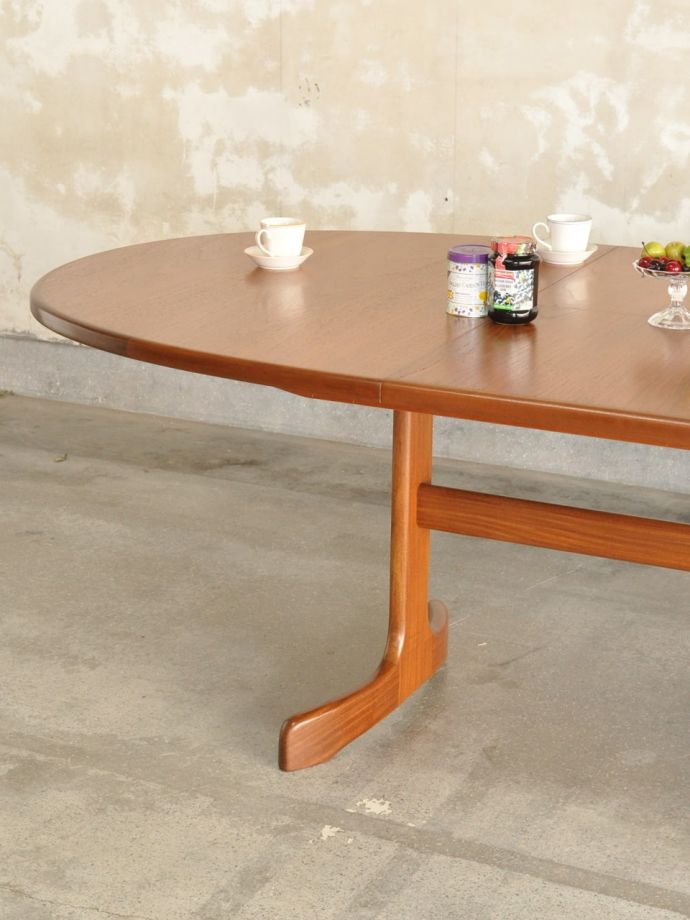 G-PLANのダイニングテーブル