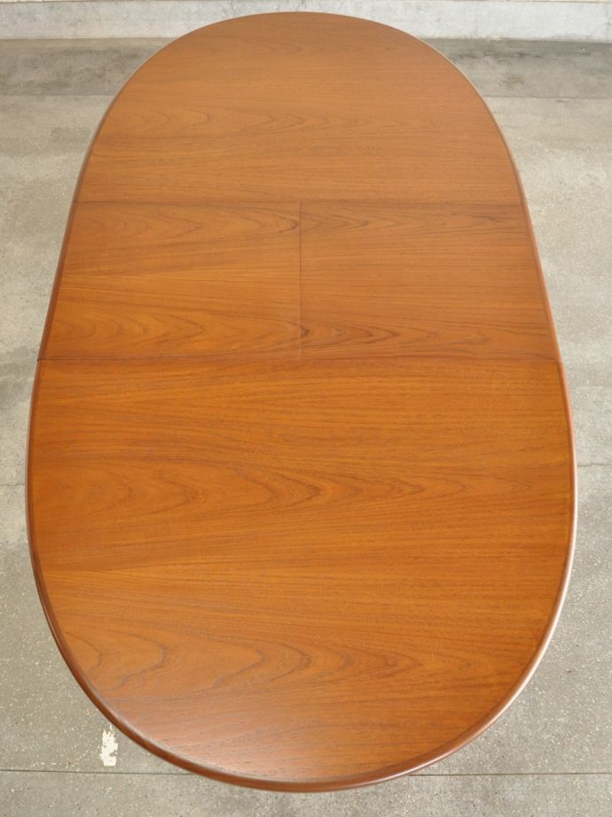 天板を広げた伸長式テーブル