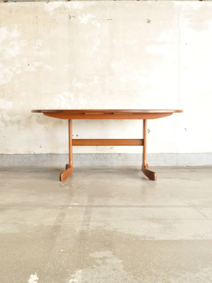 伸長式テーブルの側面