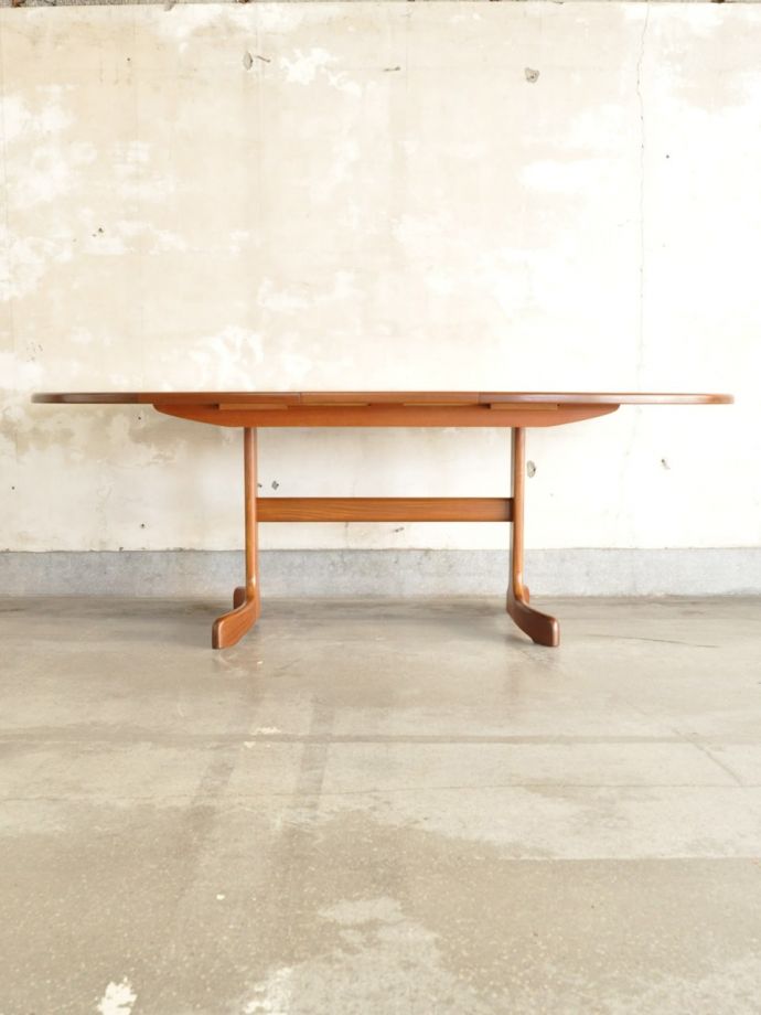 広げた伸長式テーブル