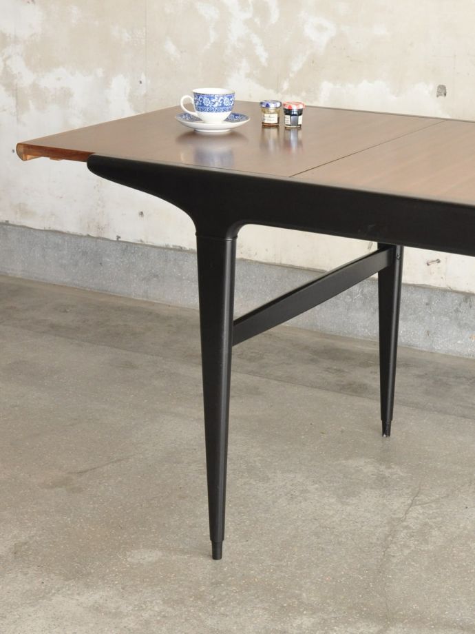 ヴィンテージらしさが漂う脚