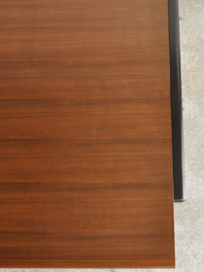 ビンテージテーブルらしい木目