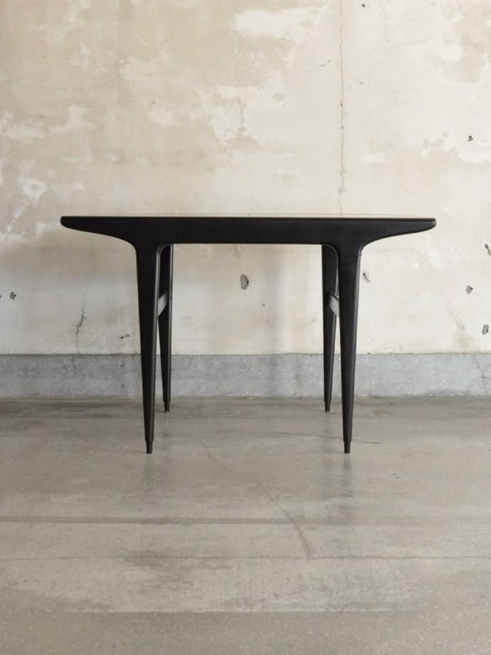 ダイニングテーブルの側面