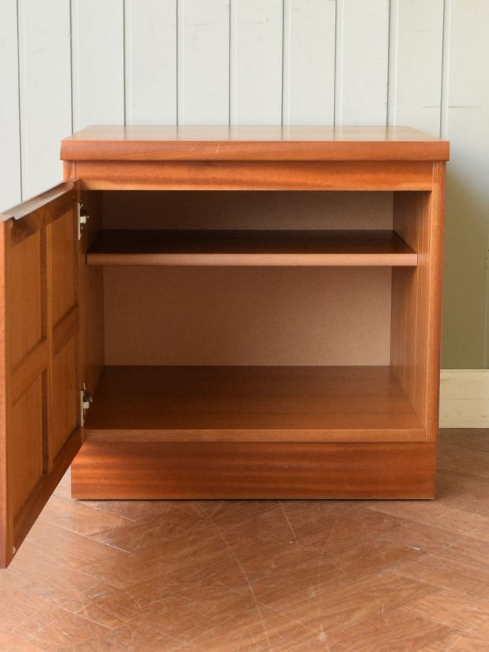 ヴィンテージキャビネットの扉の中