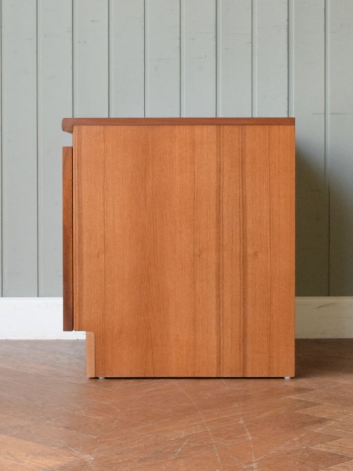 ビンテージキャビネットの側面