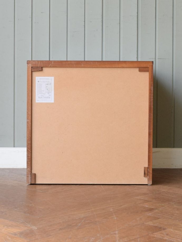 キャビネットの後ろ姿