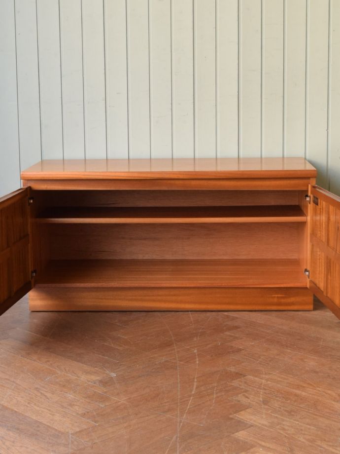 ビンテージ家具の扉の中