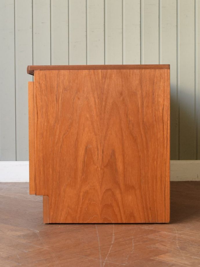 ビンテージ家具の側面