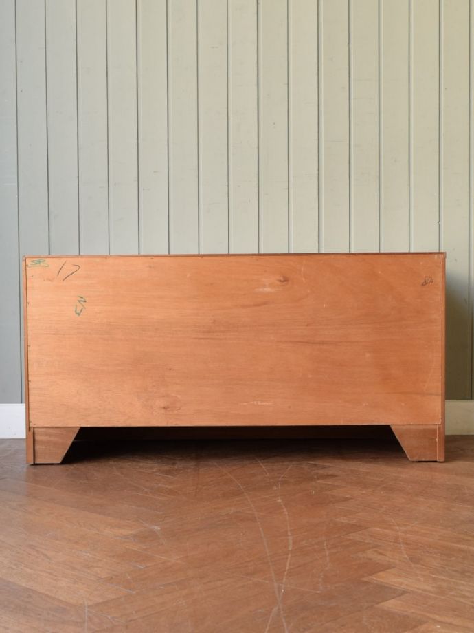 北欧スタイルの家具の後ろ姿