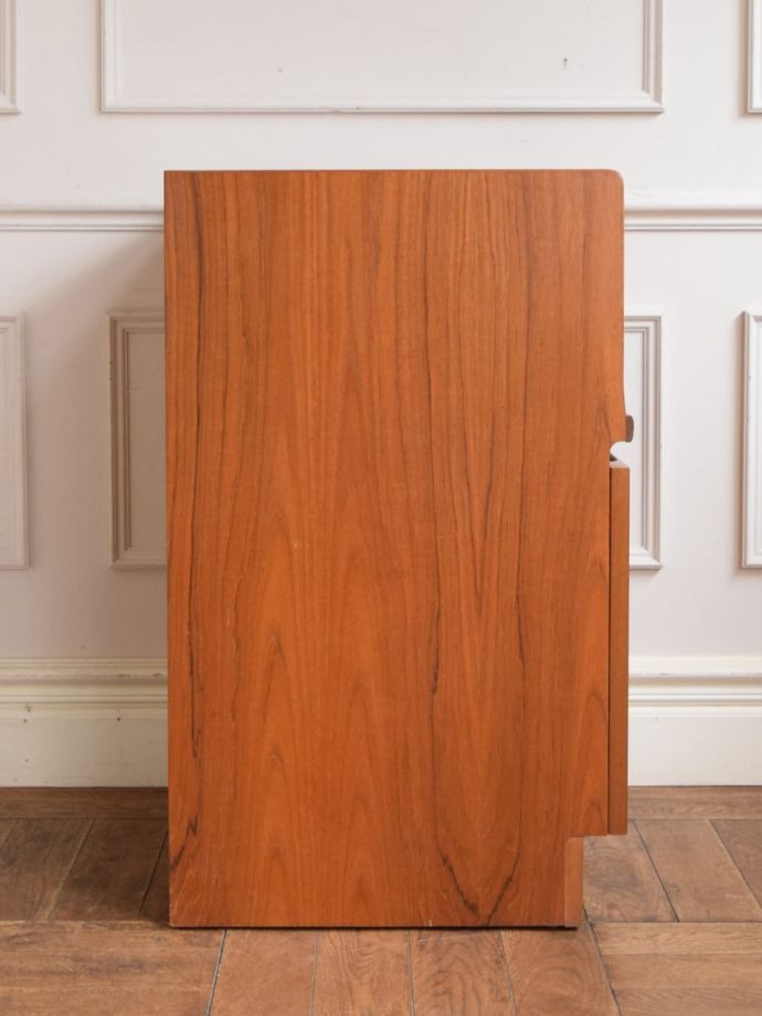 ビンテージキャビネットの側面