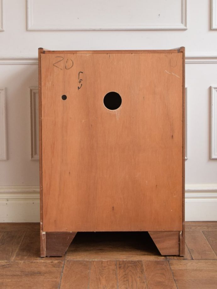 キャビネットの後ろ姿