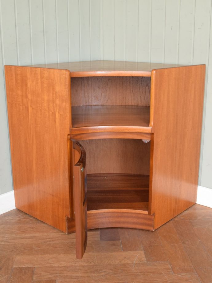 ヴィンテージキャビネットの扉の中