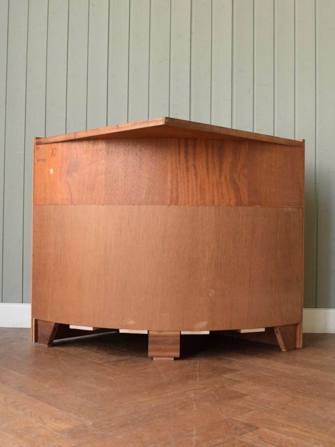 キャビネットの後ろ姿