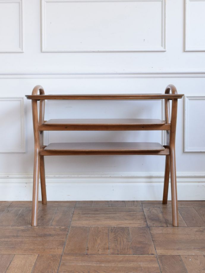 サイドテーブルの後ろ姿