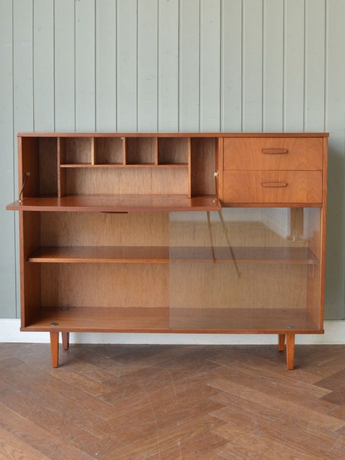 ヴィンテージキャビネットの扉の中