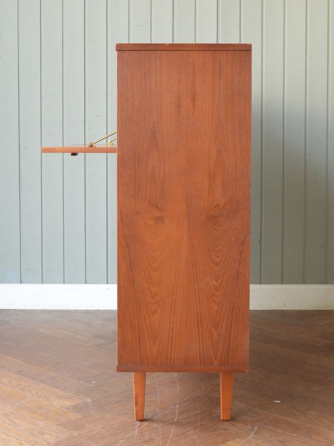 ビンテージキャビネットの側面