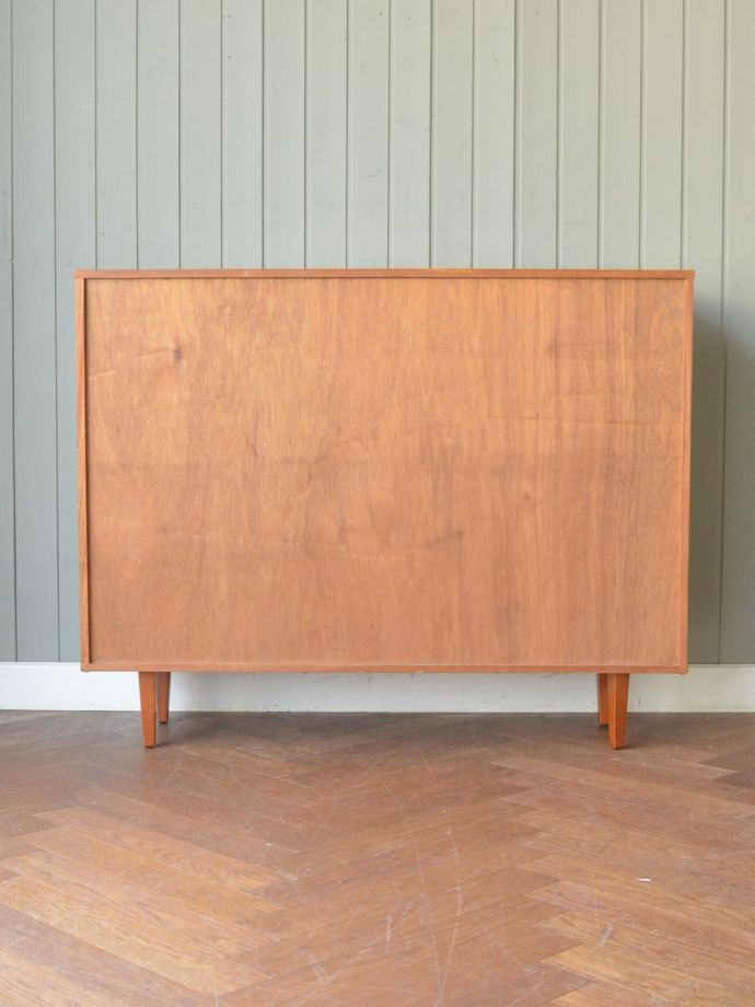 キャビネットの後ろ姿