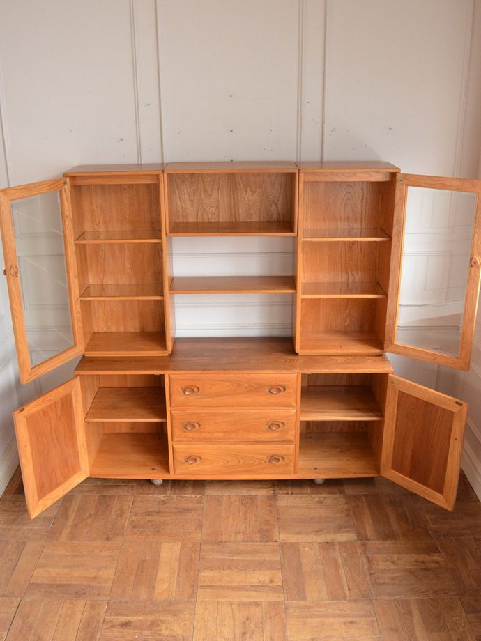 アーコールのキャビネットの扉の中