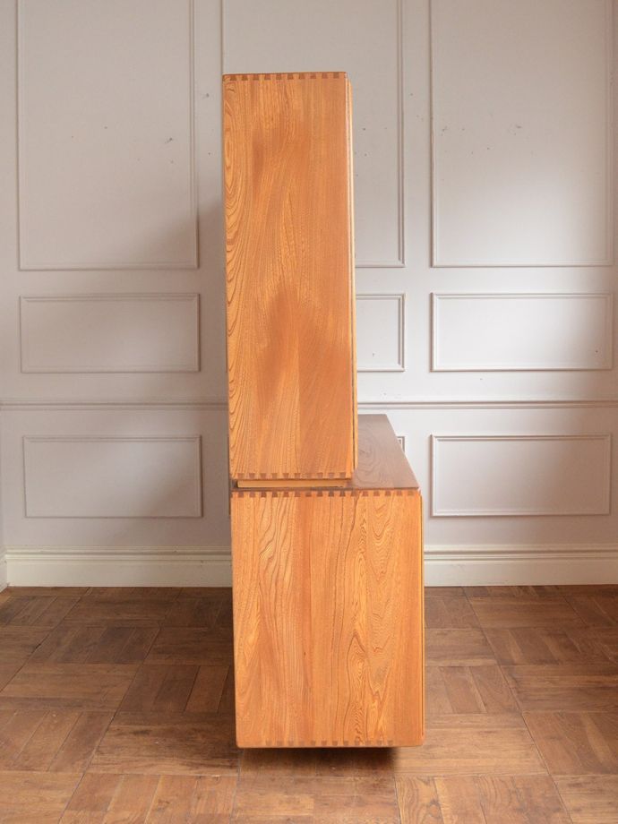 アーコールのキャビネットの側面